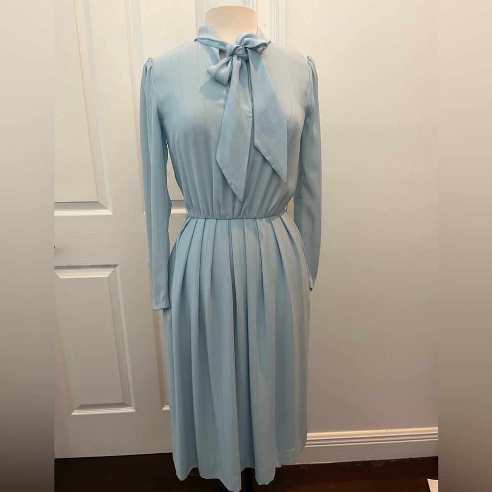 Vintage Tie neck pleated hem Dress!